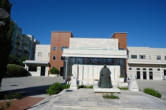 07-Piazzale-antistante-il-Collegio-Missionario-con-statua-bronzea-di-Papa-Giovanni