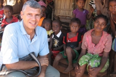 06-Missionario-in-un-villaggio