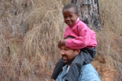 08-Missionario-con-bambino-1