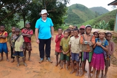 09-Bambini-con-il-missionario