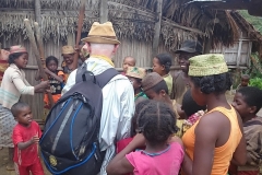 10-Missionario-in-un-villaggio