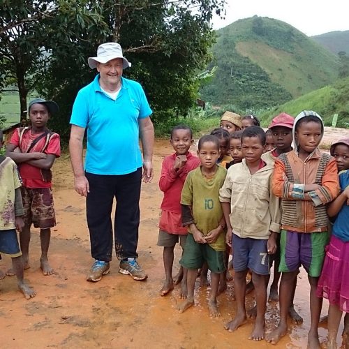 09 Bambini con il missionario